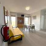 Seafront Bright Flat-beahost ביביונה