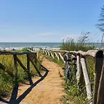 Seafront Bright Flat-beahost ביביונה