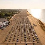 Seafront Bright Flat-beahost דירה
